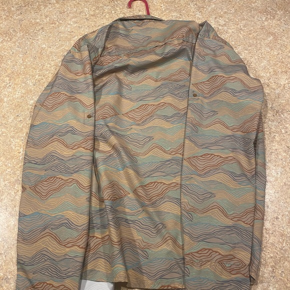 Patagonia shirt. Great condition. Wore 1 time. - Picture 3 of 3